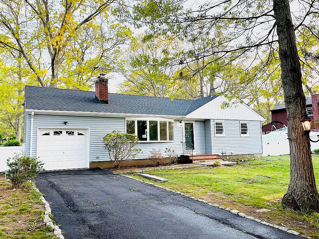 18 Oakwood Ave photo 1