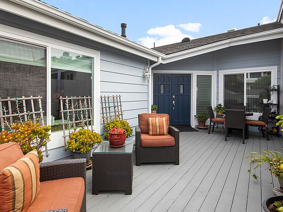 Huge deck perfect for entertaining