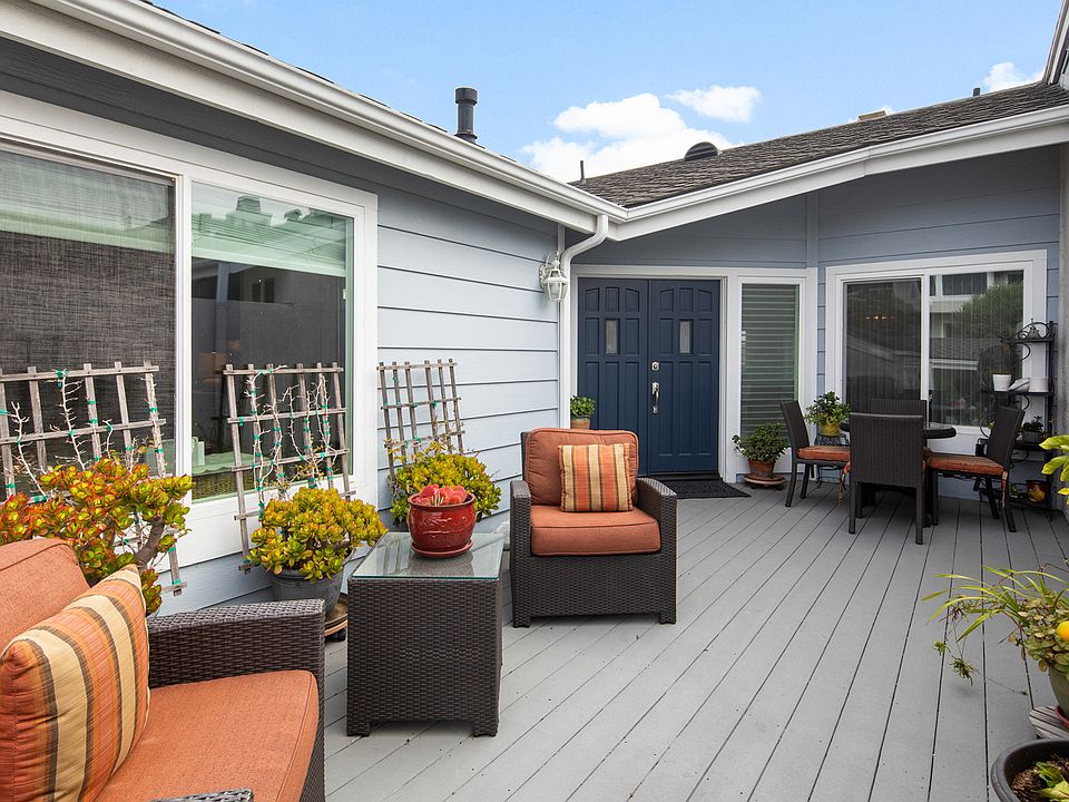 Huge deck perfect for entertaining