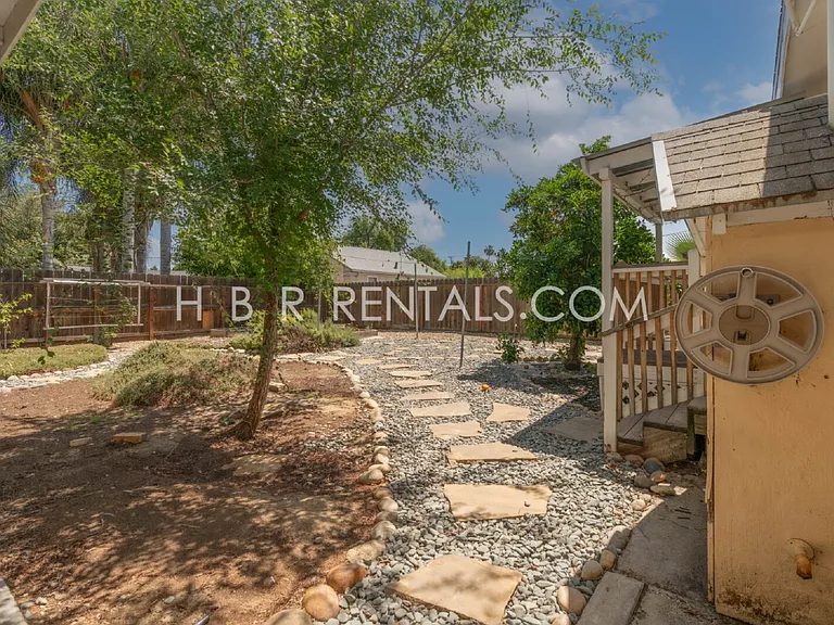 1650 Bessie Ave — Photo 15