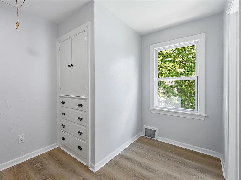 2433 Georgetown Ave — Photo 15