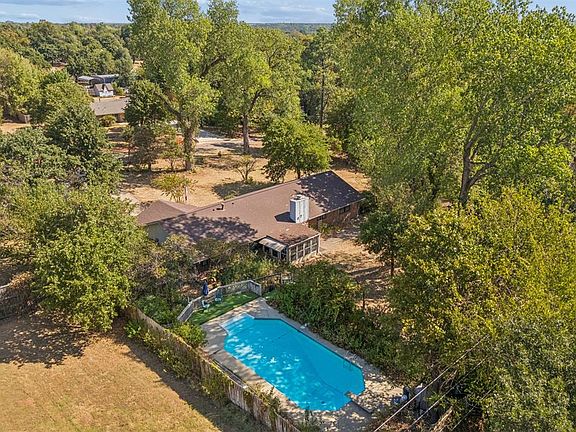 3rd image of 4104 Redbud Ln