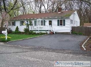 57 Iroquois Trl, Ridge, NY 11961