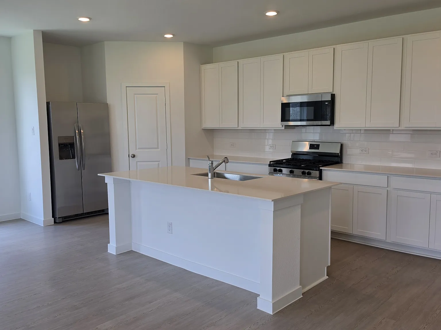 3 bed, 2383 sqft, $1,900 — Photo 3