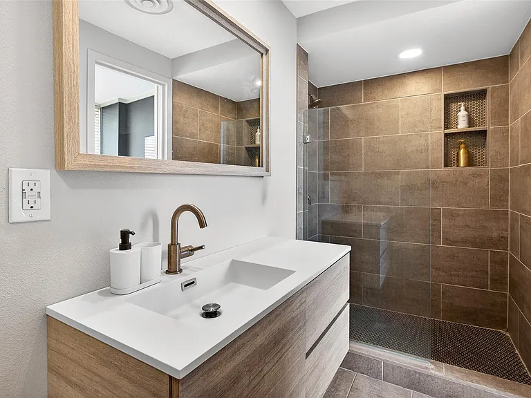 6211 W Northwest Hwy #400 — Photo 23