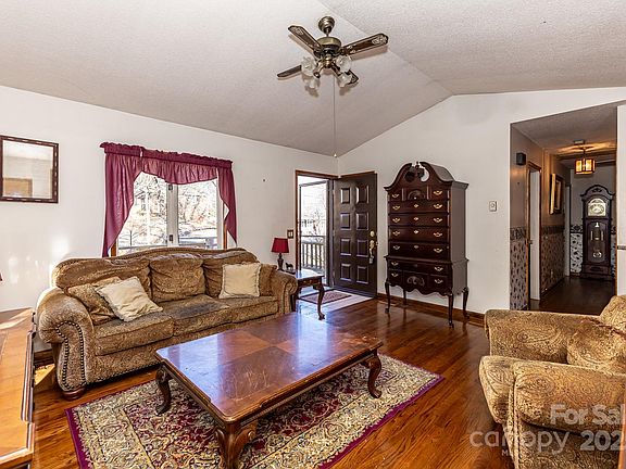 4th image of 1321 Idlewood St SW