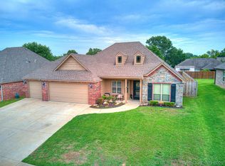 1708 Hillcrest Rd, Claremore, OK 74019