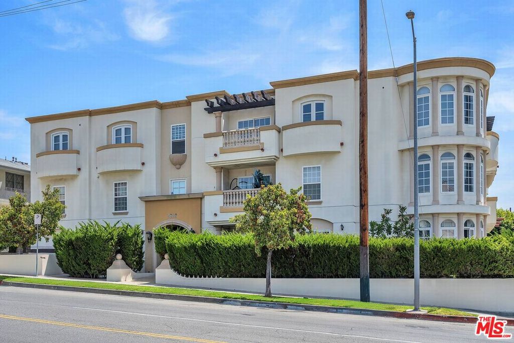 4832 Whitsett Ave Unit 202, Valley Village, CA - View 2