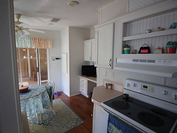 4th image of 400 Cinnamon Cir