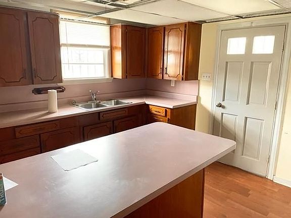 4th image of 605 Farrington Dr