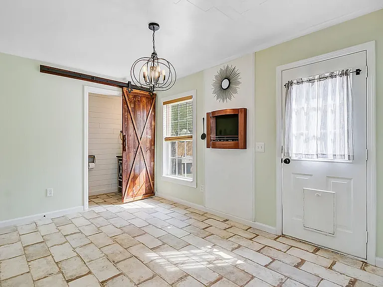 236 Emerald Isle Dr — Photo 5