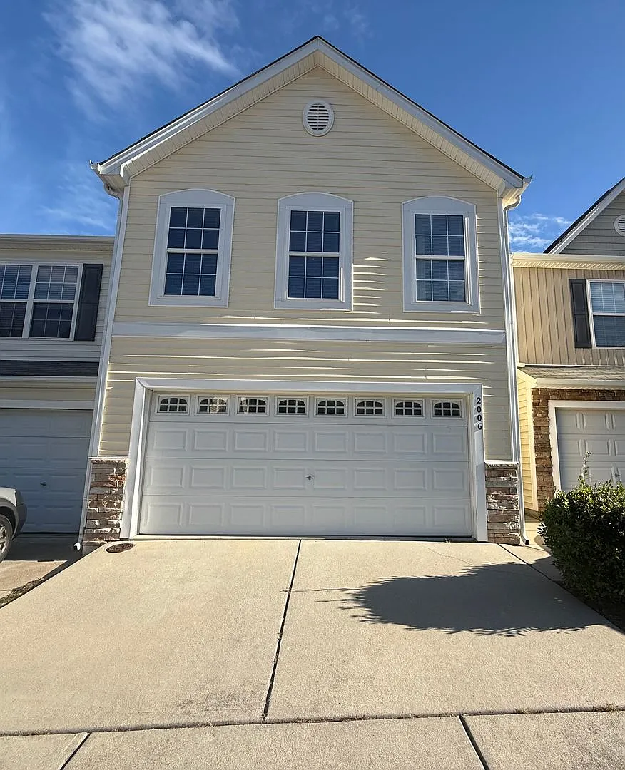 Spacious 3BR, 2.5BA Raleigh Townhome with a Fenced Backyard — Photo 1