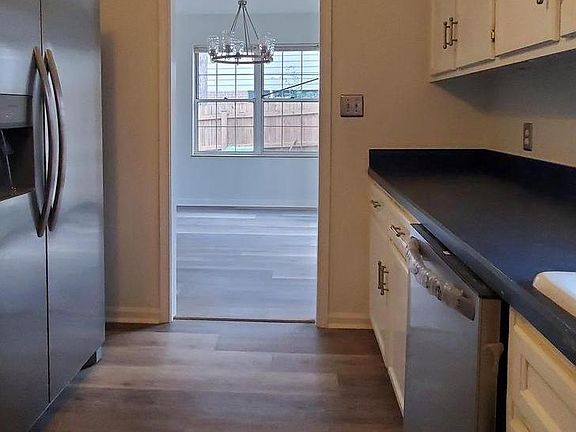 5th image of 450 Laurel Ave