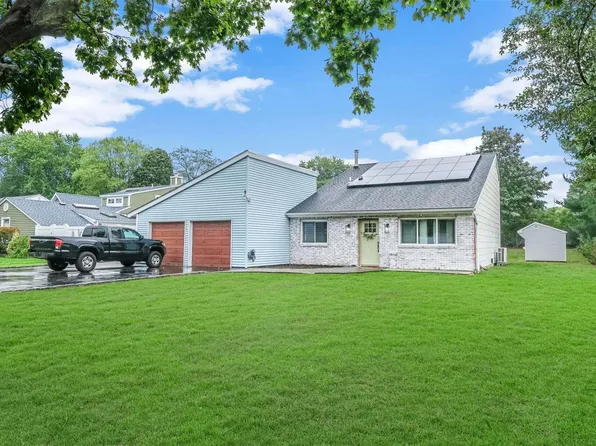 24 Meadow Avenue, Medford, NY 11763