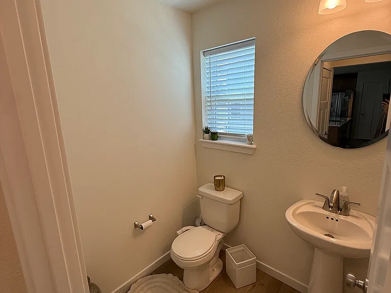 666 E Bluff Cir — Photo 8
