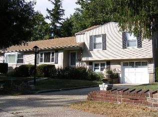 14 Boulevard Dr, Hicksville, NY 11801