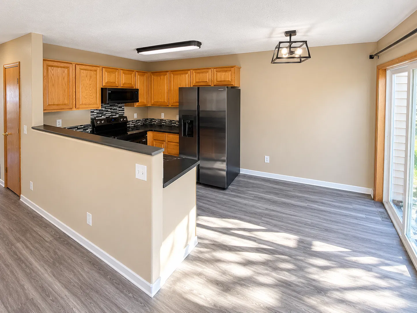 3 bed, 2.5 bath, 1200 sqft, $2,300 — Photo 3