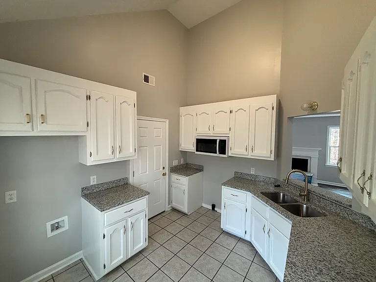 1142 Lavista Dr — Photo 4