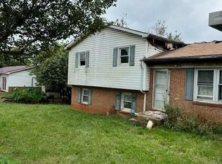 1247 Fieldcrest Dr, Hickory, NC 28602