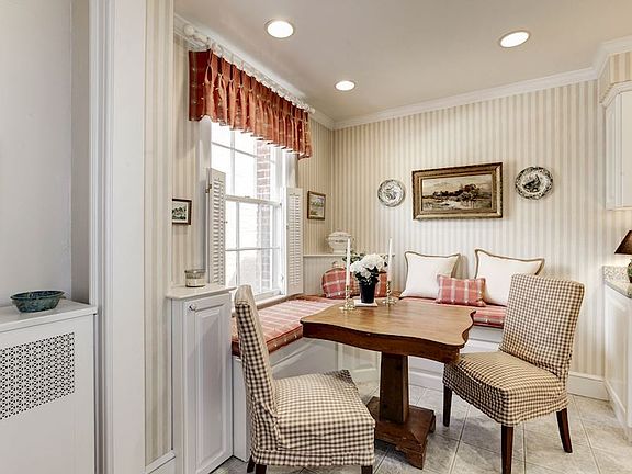 Breakfast area with storage seats