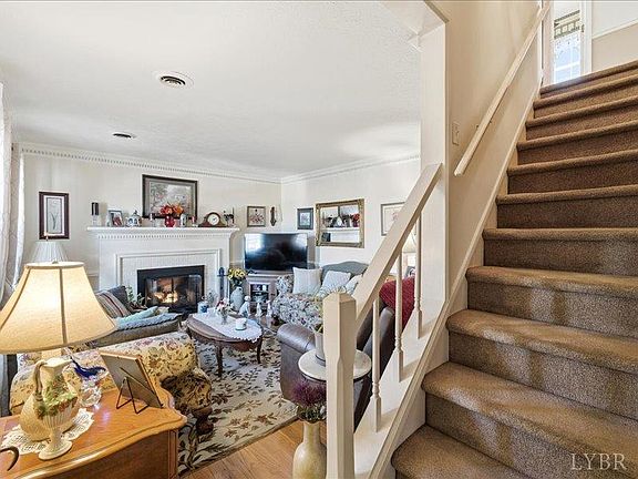 5th image of 724 Spring St