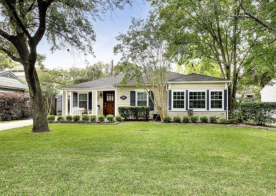 New Listing! 6026 Blossom...just steps away from Memorial Park jogging and bking trails, tennis cour