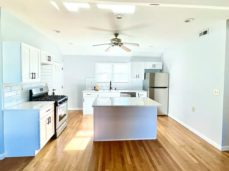 145 Surrey St #1 — Photo 1