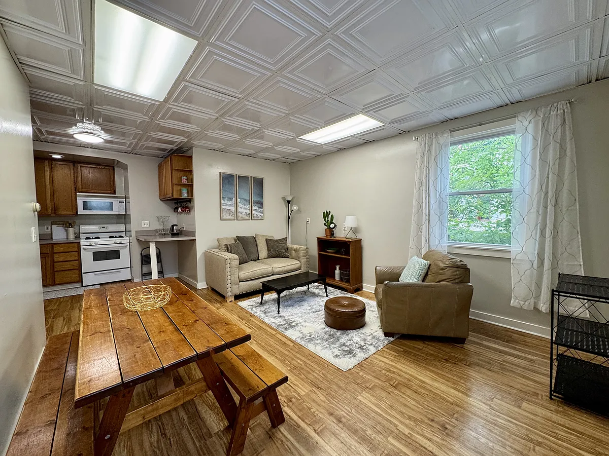 Living & Dining Area - 614 University Ave #1B