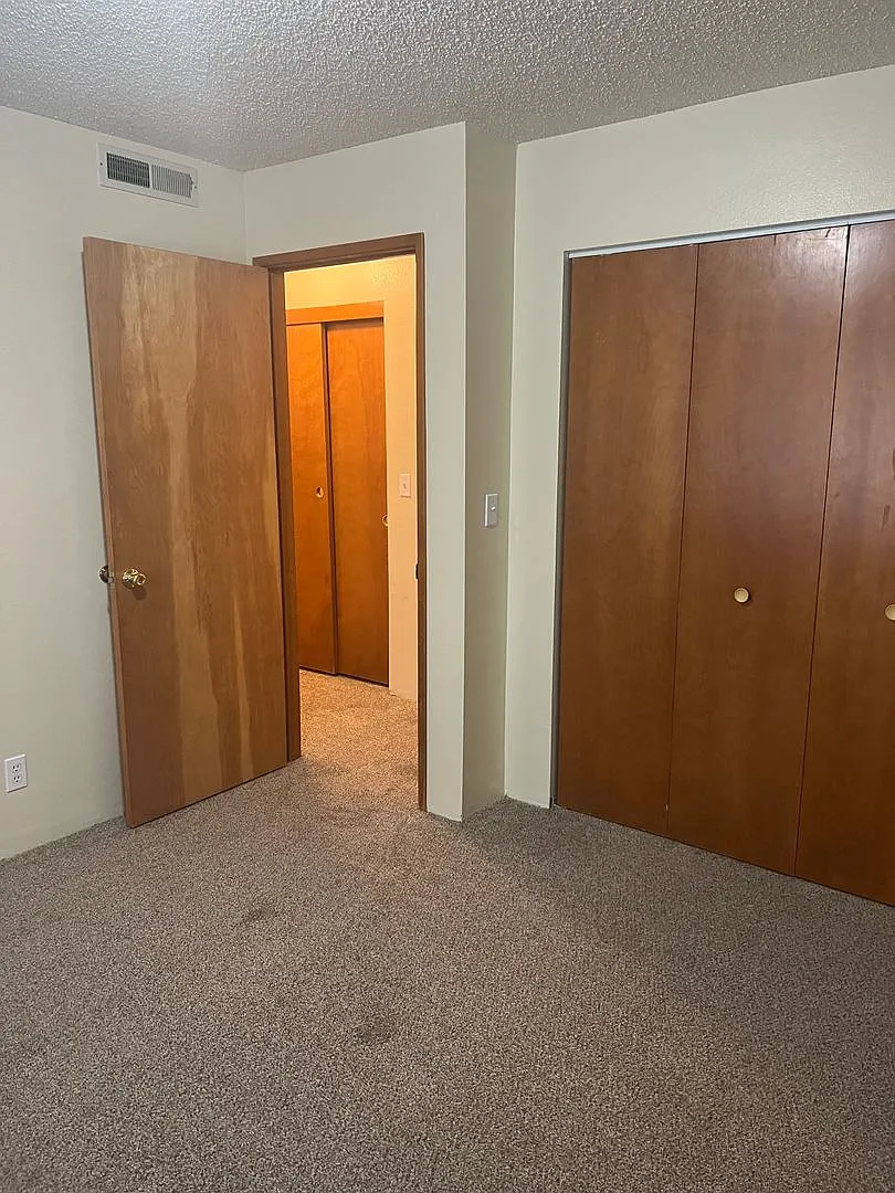 7039-1t - 2187 & 2189 NW North Hill Drive — Photo 3