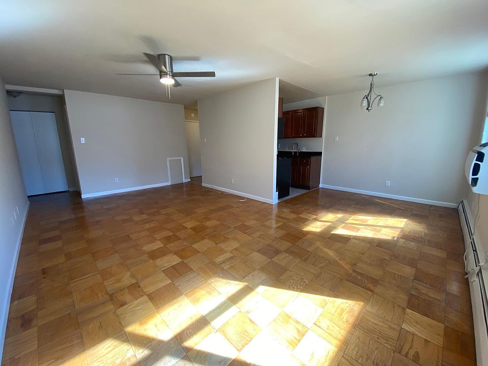 Sunny and large 1BR, 10 minute walk to Brookland and Rhode Island Metro stops