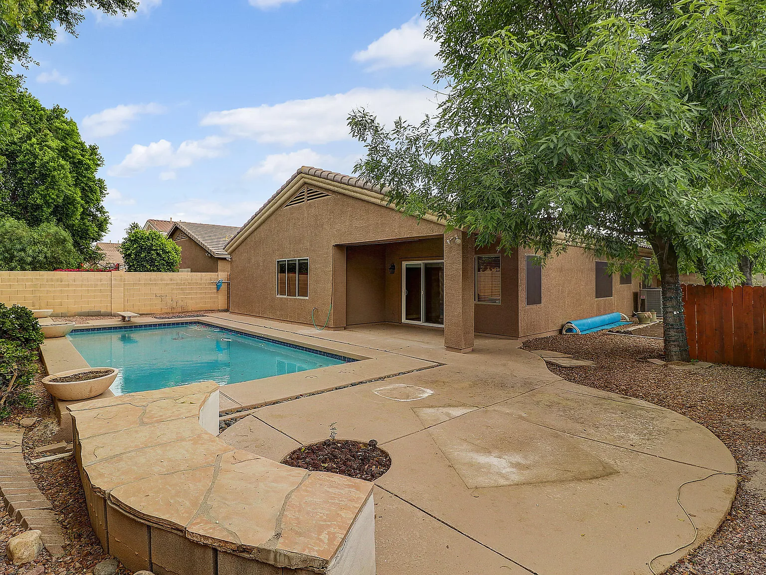 4 bed, 2.0 bath, 2011 sqft, $2,600 — Photo 2