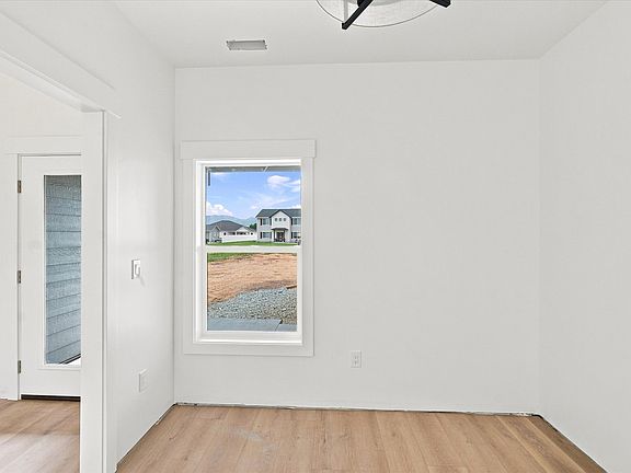 3rd image of 439 Tee Cir