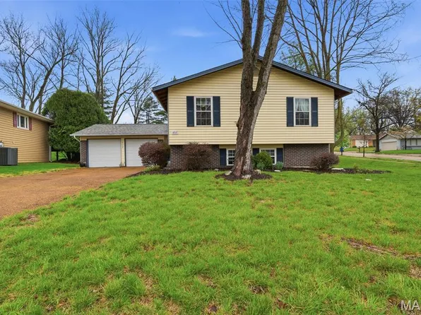 12117 Sage Glen Ct, Maryland Heights, MO 63043