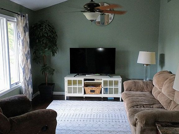 4th image of 702 Jarvis Dr