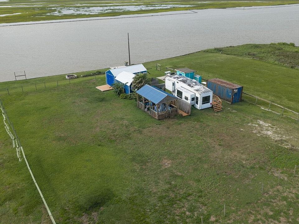 1st image of 983 Canal Dr
