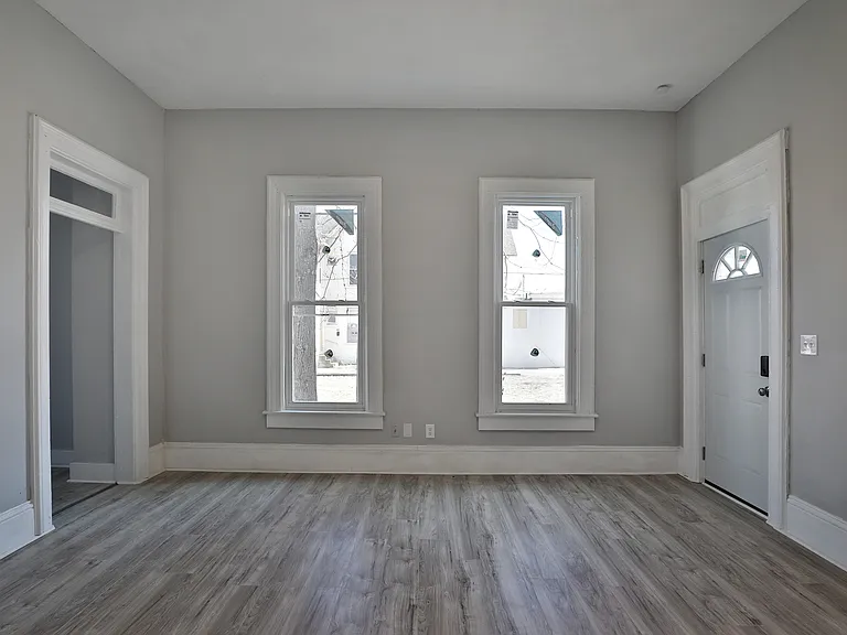 528 W High St — Photo 2