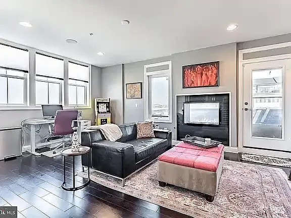 4 bed, 4.5 bath, 4100 sqft, $6,000 — Photo 4
