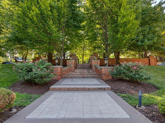 3rd image of 7739 Kingsbury Blvd Unit 21