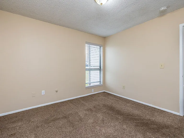 Emerald Hills Apartments — Photo 11