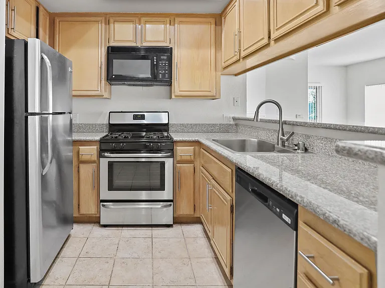 111 S Croft Ave — Photo 29