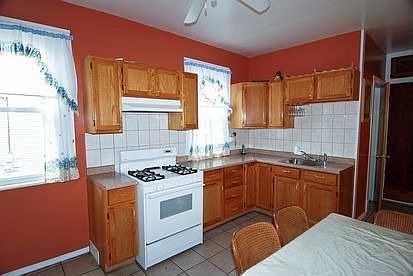 3rd image of 837 Elgin Ave