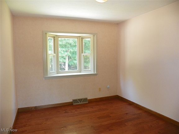 4th image of 5638 S Park Blvd