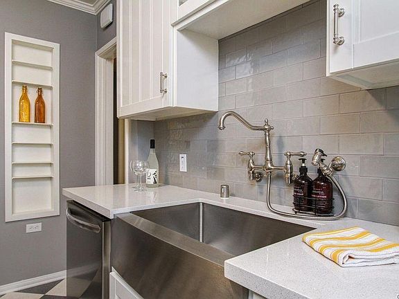 Stainless steel appliances, farmhouse sink