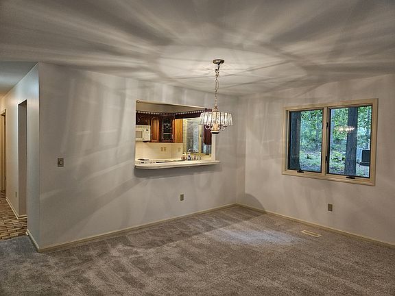 4th image of 689 Oakway Dr #24
