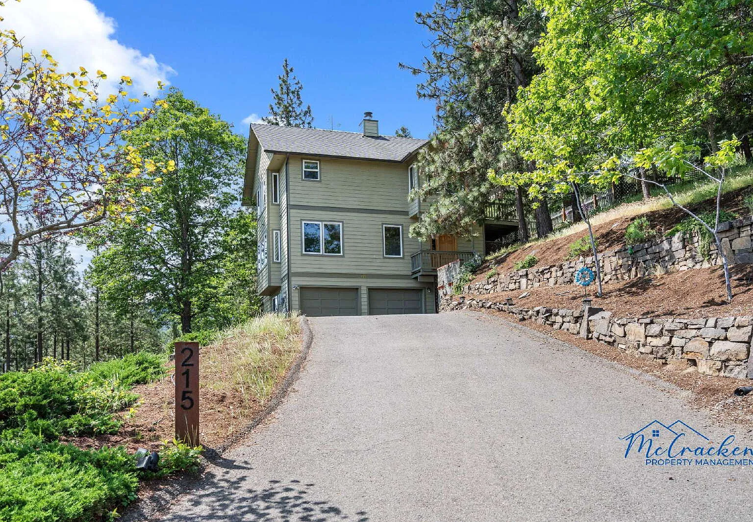Spacious 3-Bedroom Single Family House with Mountain & Valley Views in Ashland, Oregon! — Photo 2