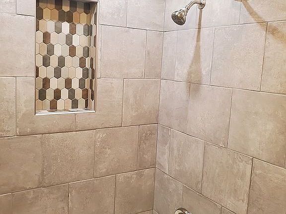 2nd image of 1325 Parkwood Dr