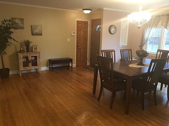 Entry way/dining room