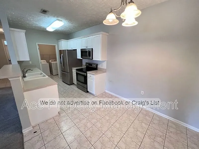 3 bed, 2.0 bath, 1450 sqft, $1,420 — Photo 4