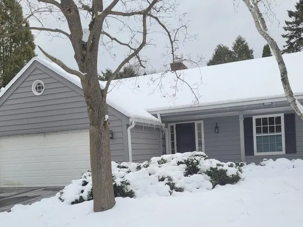 1027 West Shaker CIRCLE, Mequon, WI 53092