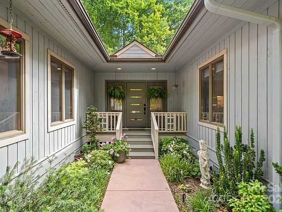 3rd image of 24 Crooked Oak Ct